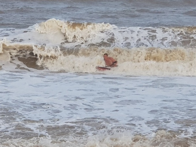 Tourists still swim at Nha Trang beaches despite high waves - 2