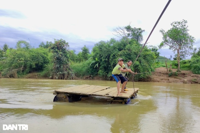 People risk lives using raft on large stream in Gia Lai - 2