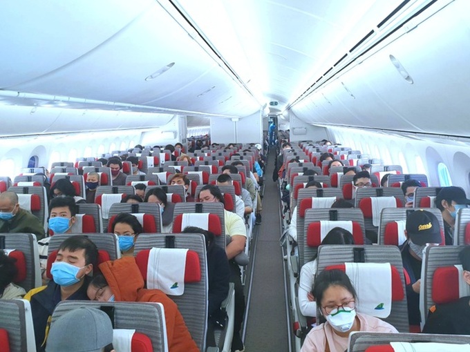 Nearly 300 more Vietnamese citizens return home from Australia - 1