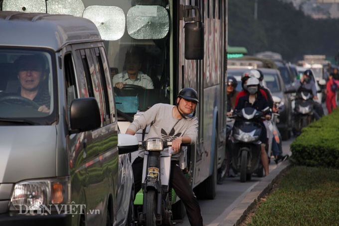 Traffic congestion chokes Hanoi ahead of Tet - 3