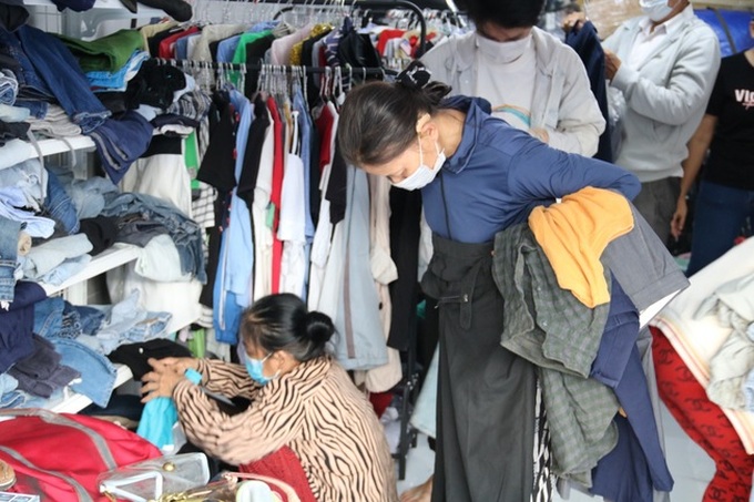 HCM City shop offers free clothes for low-income people - 4