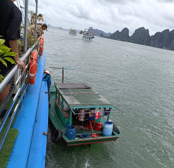 Tourists disturbed by boat vendors in Ha Long Bay - 1