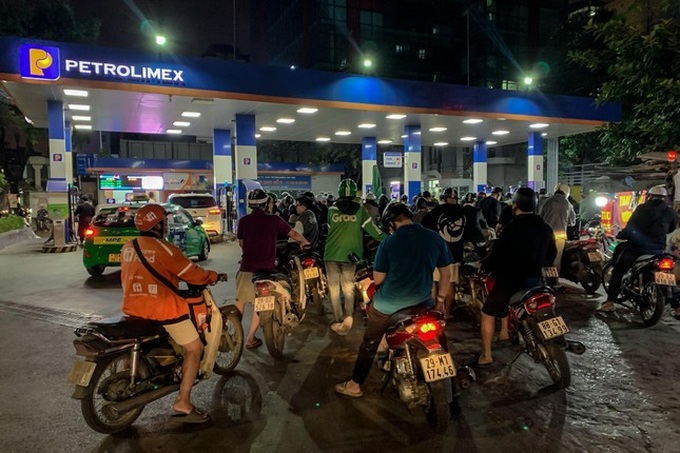 Late-night queues to buy petrol in Hanoi - 2