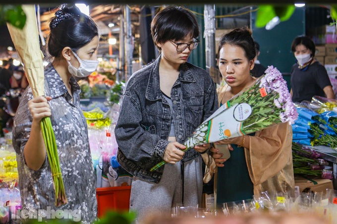 Hanoi’s largest flower market crowded before women’s day - 3