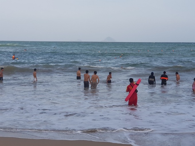 Tourists still swim at Nha Trang beaches despite high waves - 1