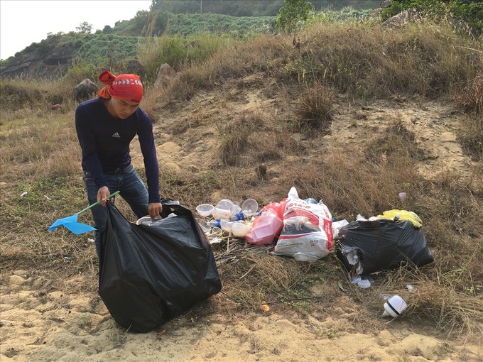 Young Danang men respond to litter challenge - 3 Young Danang men respond to litter challenge - 3