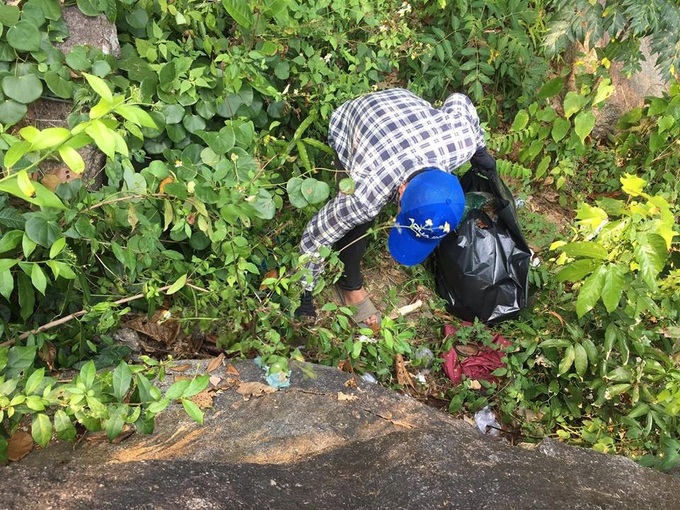 Young Danang men respond to litter challenge - 4 Young Danang men respond to litter challenge - 4