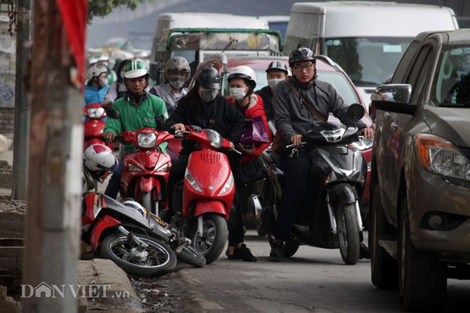 Traffic congestion chokes Hanoi ahead of Tet - 5