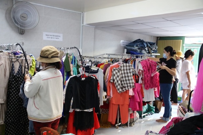 HCM City shop offers free clothes for low-income people - 2