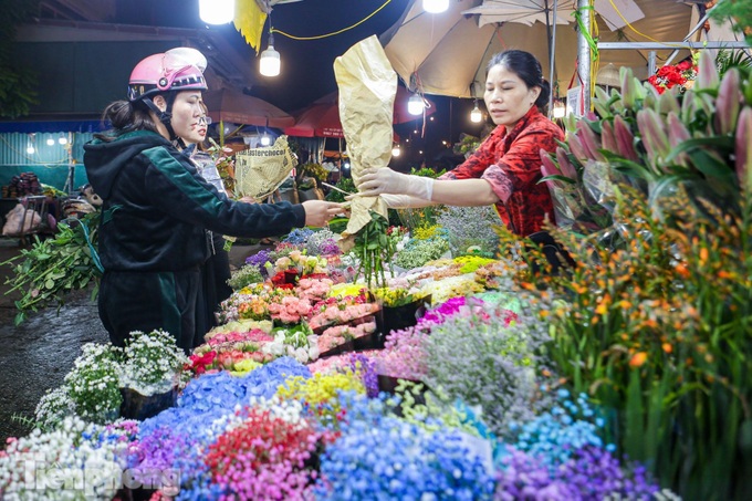 Hanoi’s largest flower market crowded before women’s day - 4