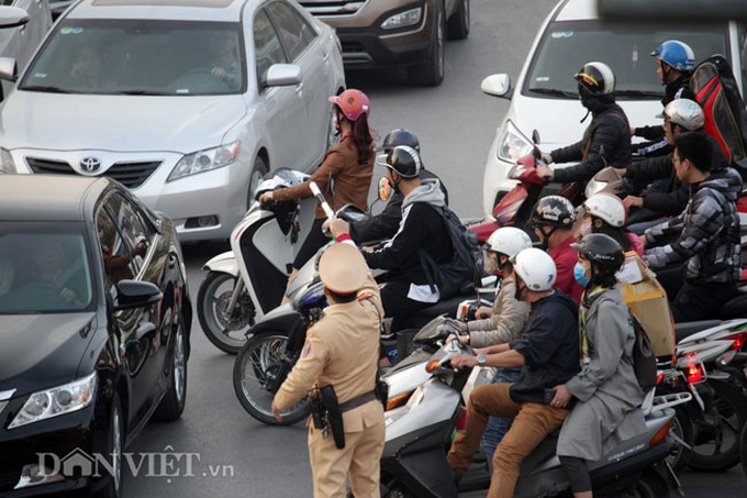 Traffic congestion chokes Hanoi ahead of Tet - 6