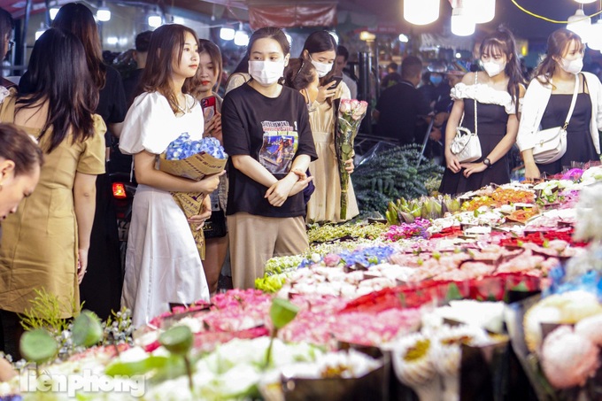 Hanoi’s largest flower market crowded before women’s day - 9