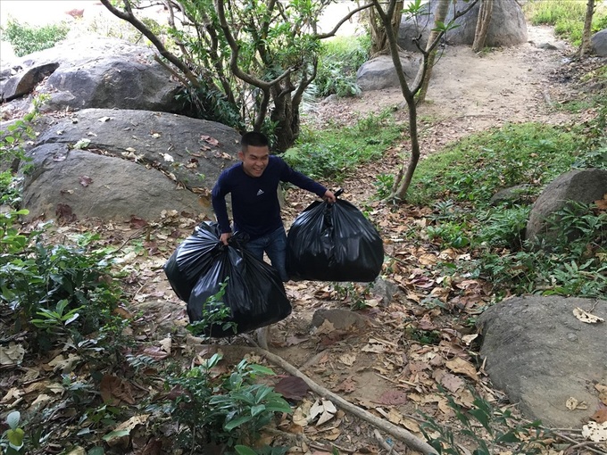 Young Danang men respond to litter challenge - 5 Young Danang men respond to litter challenge - 5