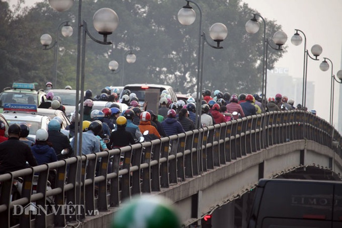 Traffic congestion chokes Hanoi ahead of Tet - 7