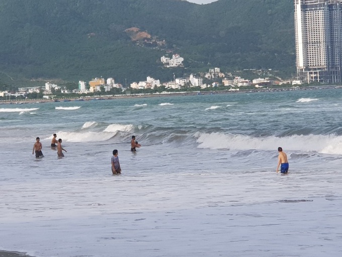 Tourists still swim at Nha Trang beaches despite high waves - 4