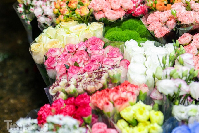 Hanoi’s largest flower market crowded before women’s day - 8