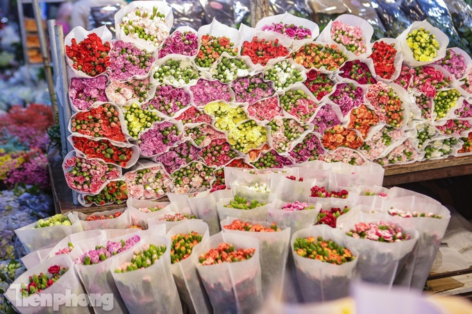 Hanoi’s largest flower market crowded before women’s day - 7