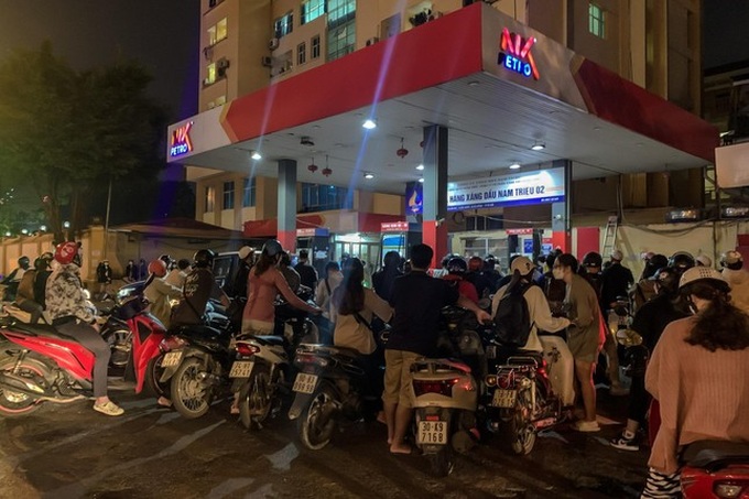 Late-night queues to buy petrol in Hanoi - 6