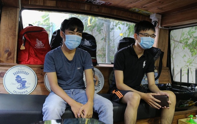 Young people support HCM City students with barber bus - 3 Young people support HCM City students with barber bus - 3