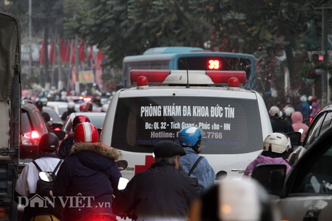 Traffic congestion chokes Hanoi ahead of Tet - 8