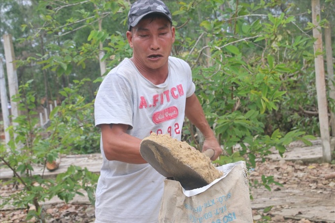 People in Quang Nam make cellars to avoid Storm Molave - 4