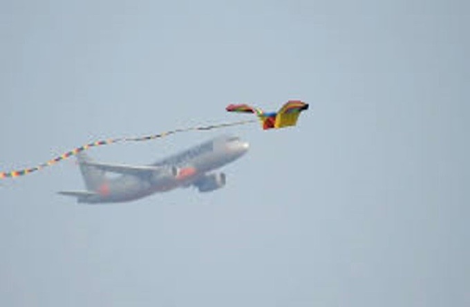 Lanterns, kites threaten flight safety at Noi Bai airport - 1 Lanterns, kites threaten flight safety at Noi Bai airport - 1