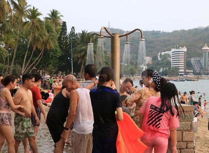 Vung Tau bans soap and shampoo at public beach showers - 1 Vung Tau bans soap and shampoo at public beach showers - 1