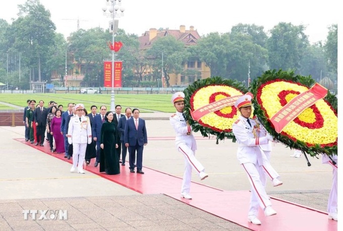 Leaders pay tribute to President Ho Chi Minh, martyrs on Dien Bien Phu Victory anniversary - 1