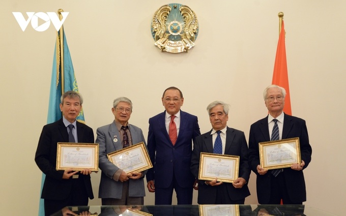 Vietnamese translators honoured for boosting cultural ties with Kazakhstan - 1
