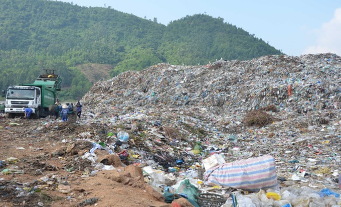 Danang residents continue fighting against landfill for pollution - 1 Danang residents continue fighting against landfill for pollution - 1