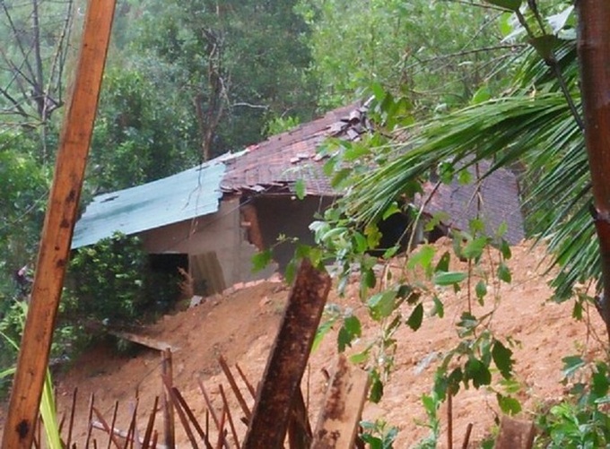 Landslide isolates thousands of people in Quang Ngai - 2