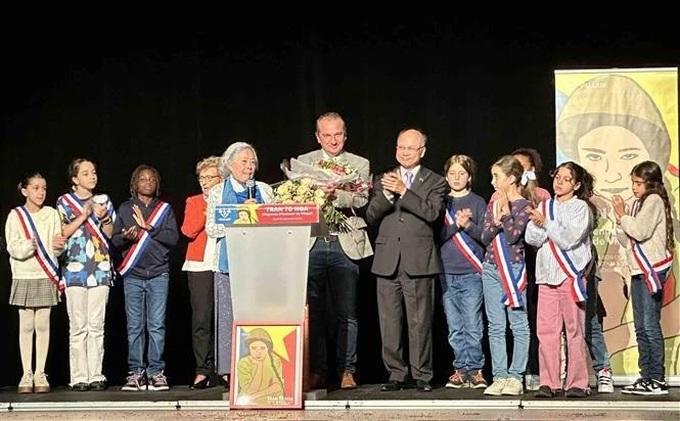 France's Villejuif city honours Tran To Nga with honorary citizen title - 1