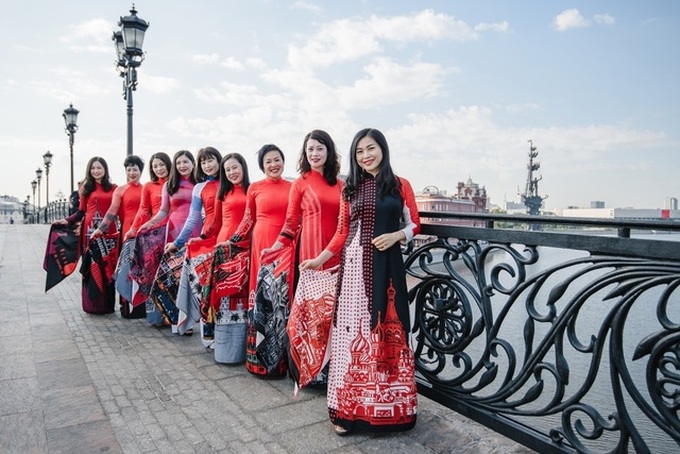 Kremlin Palace featured on Vietnamese Ao Dai - 5