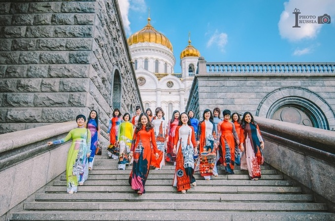 Kremlin Palace featured on Vietnamese Ao Dai - 2
