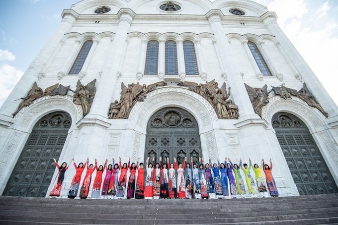 Kremlin Palace featured on Vietnamese Ao Dai - 3