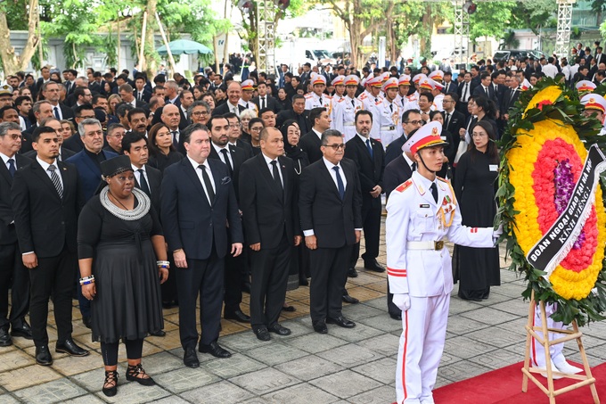 Foreign guests pay tribute to party leader Nguyen Phu Trong - 21