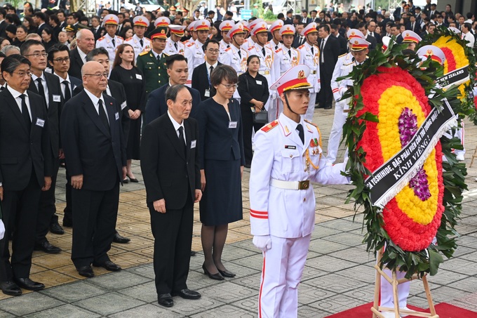 Foreign guests pay tribute to party leader Nguyen Phu Trong - 9