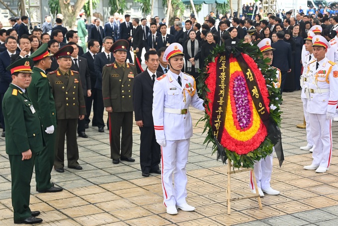 Foreign guests pay tribute to party leader Nguyen Phu Trong - 7