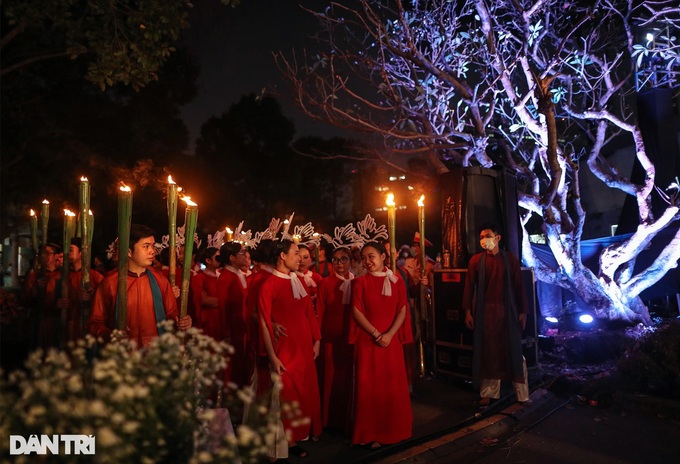 Mass wedding held for HCM City hospital’s couples - 6