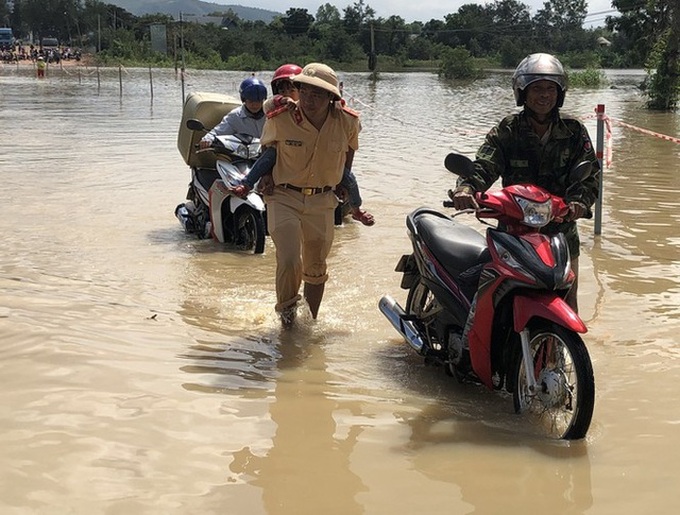 Hundreds of households in Gia Lai evacuated due to flooding - 1