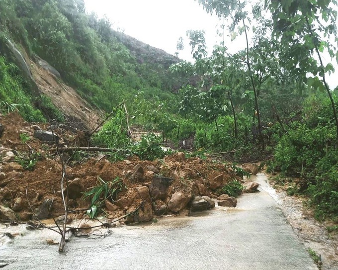 Hundreds of Quang Nam households isolated - 1