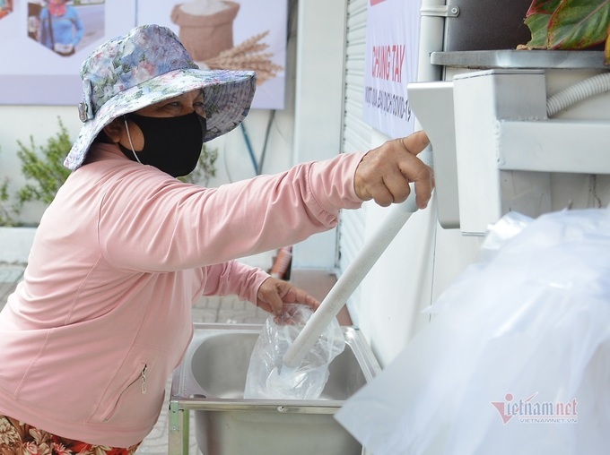 HCM City businessman invents rice distribution machine for poor people - 2