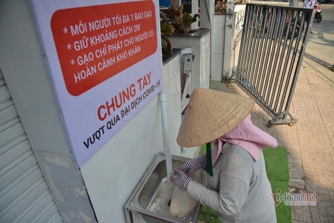 HCM City businessman invents rice distribution machine for poor people - 4