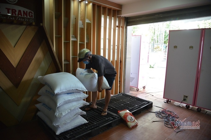 HCM City businessman invents rice distribution machine for poor people - 6