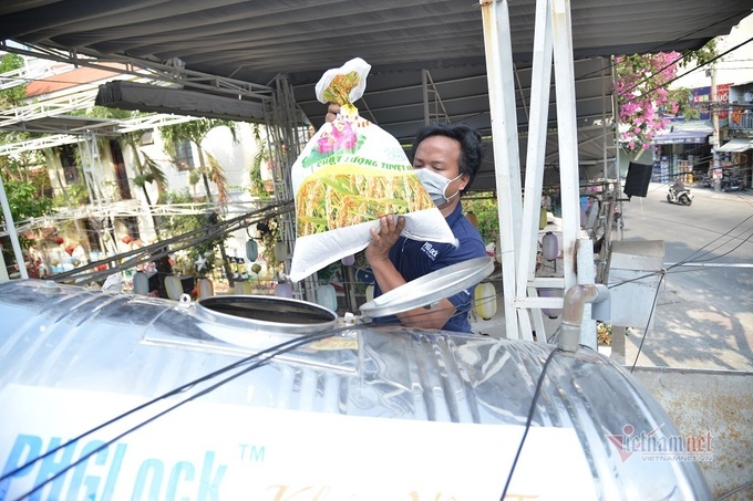 HCM City businessman invents rice distribution machine for poor people - 5