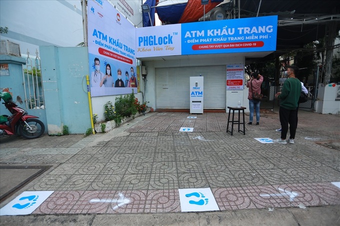 First face-mask dispenser goes into operation in HCM City - 2 First face-mask dispenser goes into operation in HCM City - 2