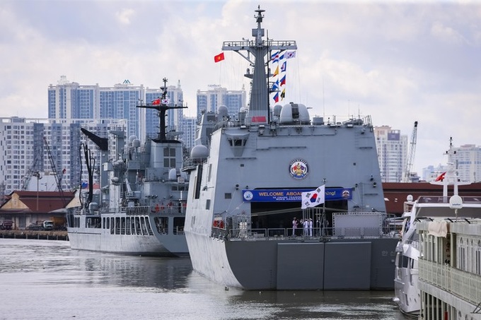 South Korean naval ships visit HCM City - 1