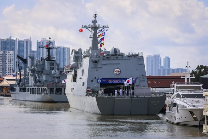 South Korean naval ships visit HCM City - 7