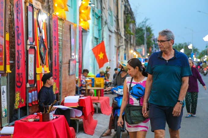 Floating flower market opens in HCM City - 6