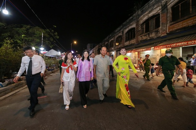 Floating flower market opens in HCM City - 8